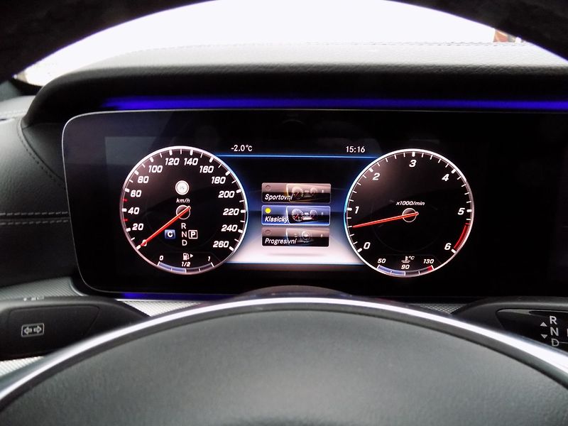 Mercedes-Benz Třídy E (2018) 350d/AMG Line/4-Matic/LED/ - fotka 32 z 45