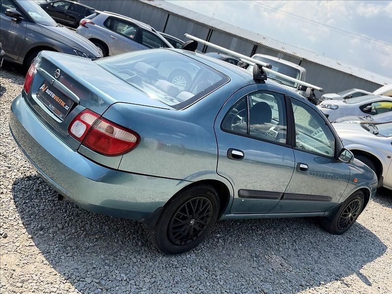 Nissan Almera 1,8 i - fotka 5 z 21