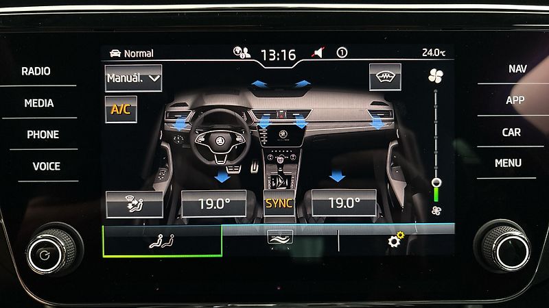 Škoda Superb 2.0 TDI DSG Sportline Combi - fotka 29 z 32