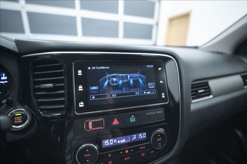 Mitsubishi Outlander 2,0 MIVEC AWD AT INTENSE ČR - fotka 27 z 33