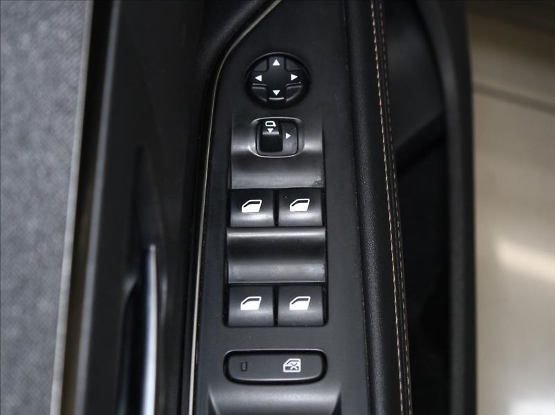 Peugeot 5008 1,6 PT 133kW 8AT GT-line 7míst - fotka 18 z 27
