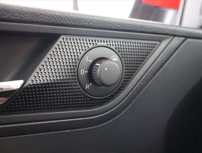 Škoda Rapid (2017) Spaceback 1.0 TSI, Navi - fotka 19 z 20