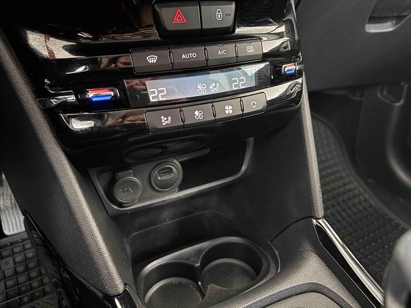 Peugeot 2008 (2018) Allure 1.2 PureTech 130 MAN6 - fotka 7 z 20