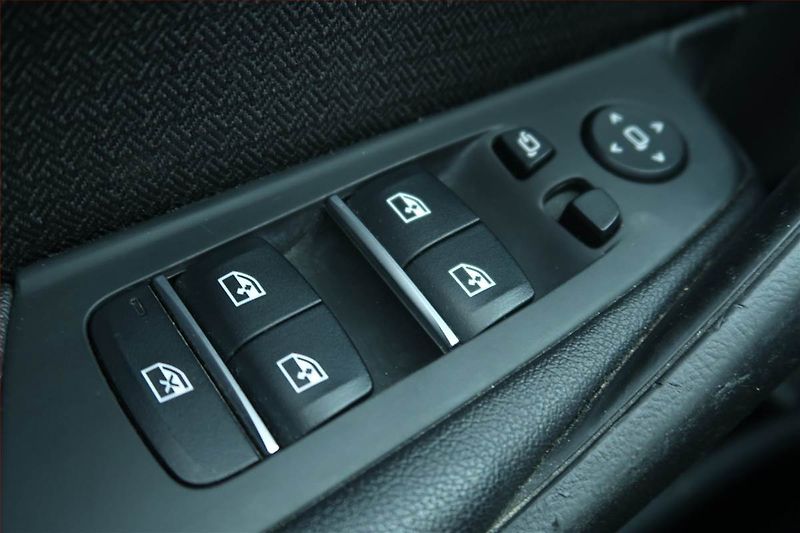 BMW Řada 5 (2018) 520d xDrive, 4X4, Automat - fotka 16 z 25