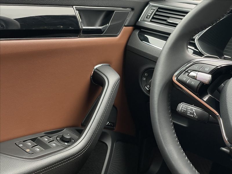 Škoda Superb 2,0 TDI DSG Combi L&K DCC+ACC - fotka 13 z 24