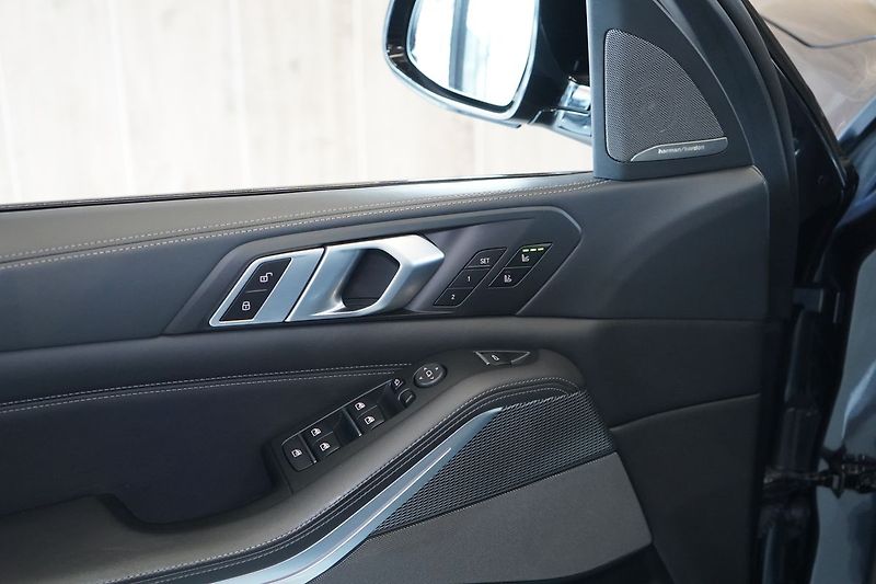 BMW X5 M50d, M Professional, Masáž - fotka 26 z 57
