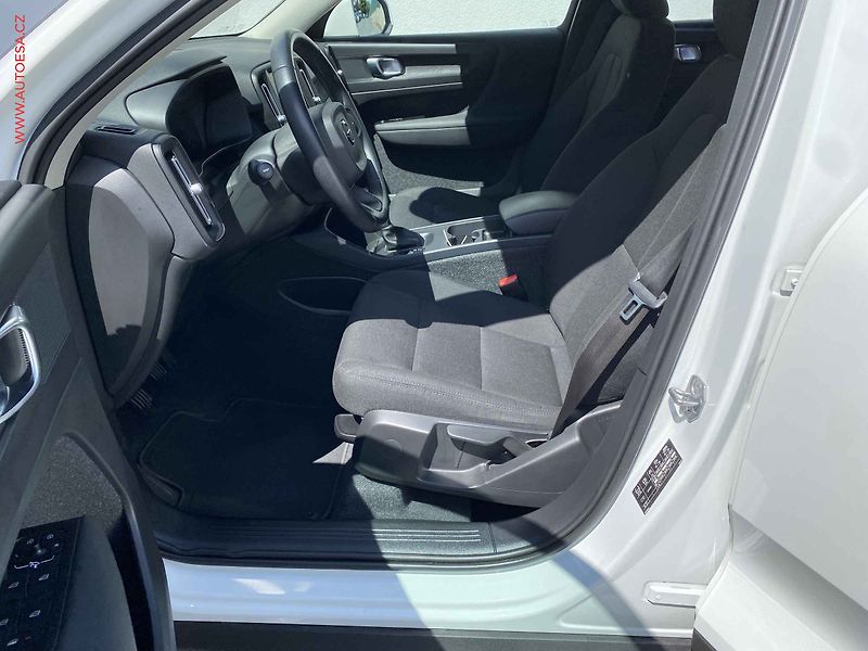 Volvo XC40 (2021) 1.5i, ČR, Momentum, AT, LED - fotka 9 z 17