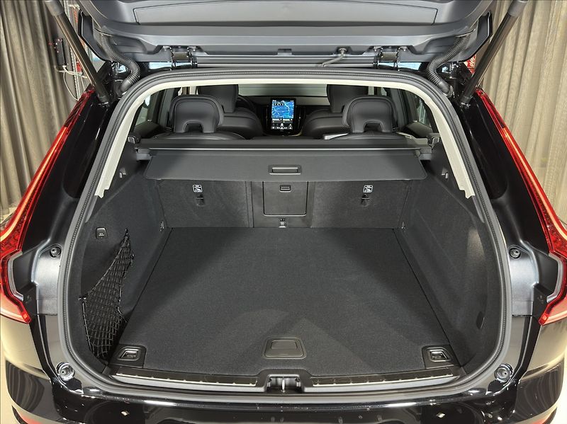 Volvo XC60 (2026) 2,0 B5  Plus Dark - fotka 18 z 31