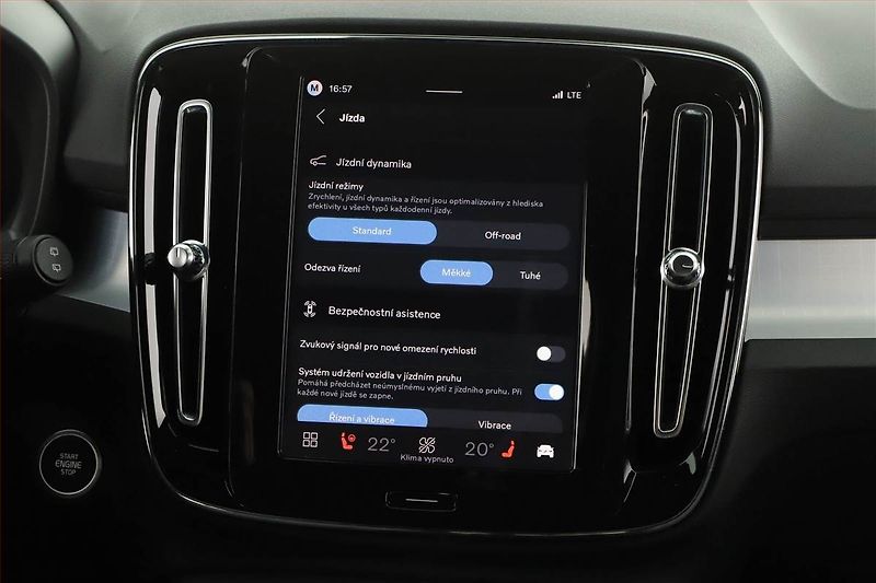 Volvo XC40 (2026) B3 - fotka 15 z 23