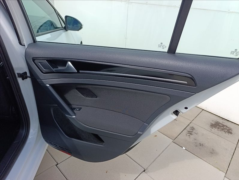 Volkswagen Golf 2,0 TDi DSG Aut.Klima Tempomat - fotka 25 z 41