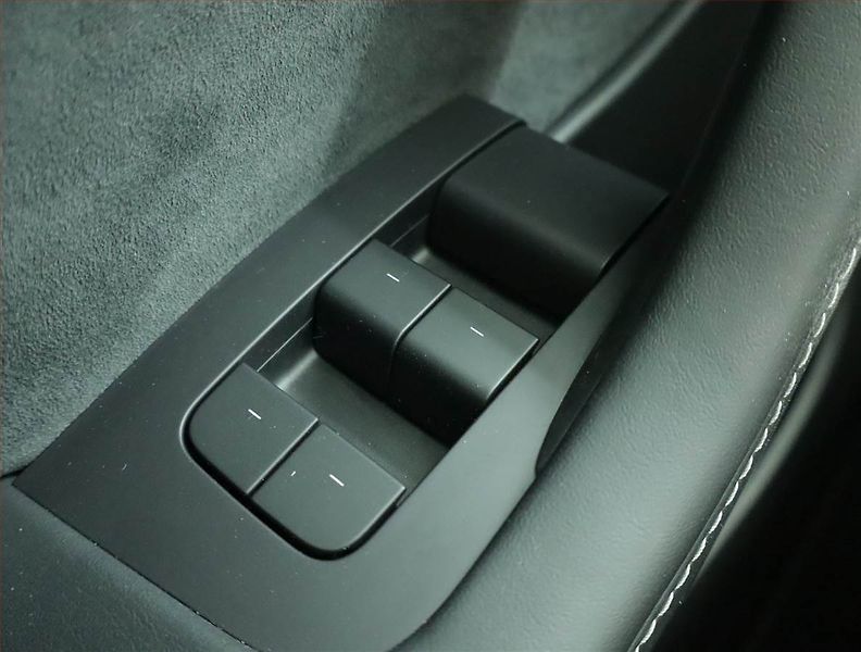 Tesla Model Y (2021) Long Range AWD 75kWh, SoH 93% - fotka 15 z 22
