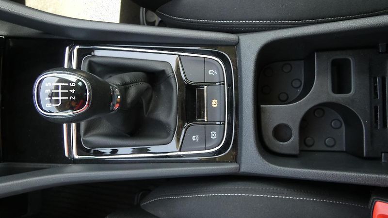 Škoda Karoq 1,5 TSI DSG Style - fotka 17 z 22