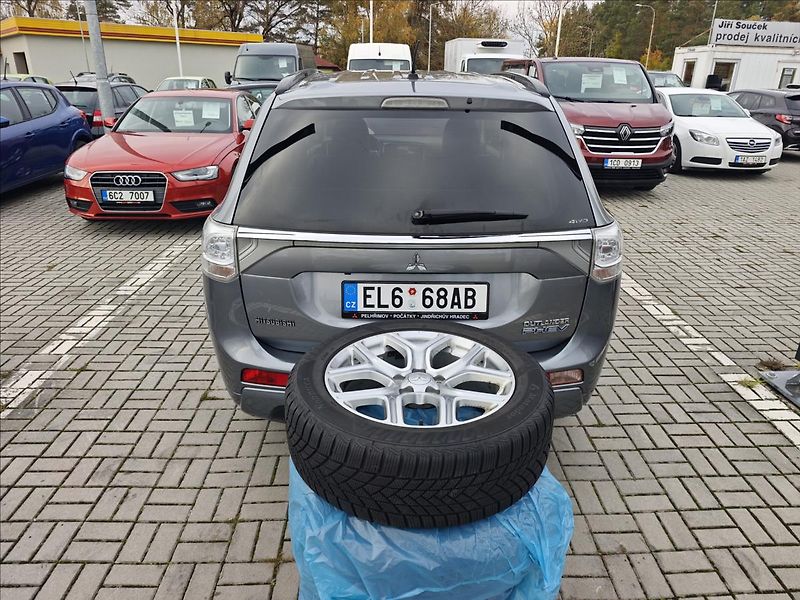Mitsubishi Outlander 2,0 Plug-in HYBRID  4x4 INTENS - fotka 20 z 22