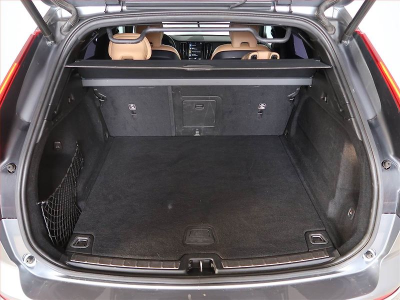 Volvo XC60 (2019) Inscription B4 AWD - fotka 14 z 15
