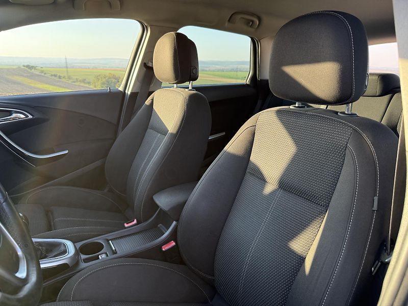 Opel Astra (2011) - fotka 11 z 17