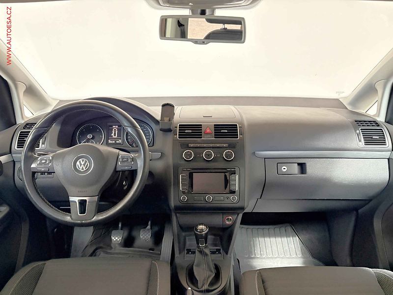 Volkswagen Touran (2014) 2.0TDi, AC, park.čidla - fotka 8 z 16