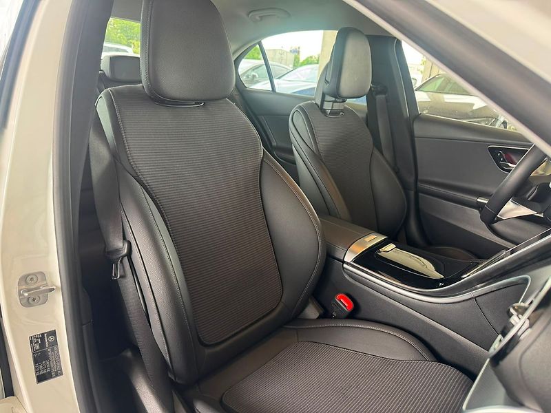 Mercedes-Benz Třídy C 220d 4MATIC - fotka 20 z 20