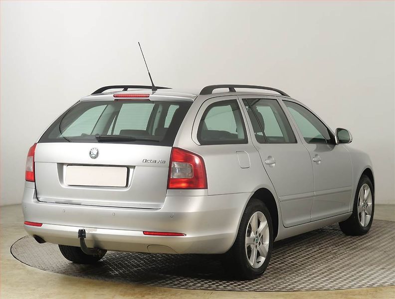 Škoda Octavia (2011) Ambiente Plus 2.0 TDI, Xenony - fotka 5 z 18