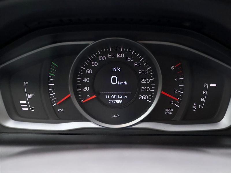 Volvo XC60 2,0 D4 120kW Momentum AUT - fotka 17 z 30
