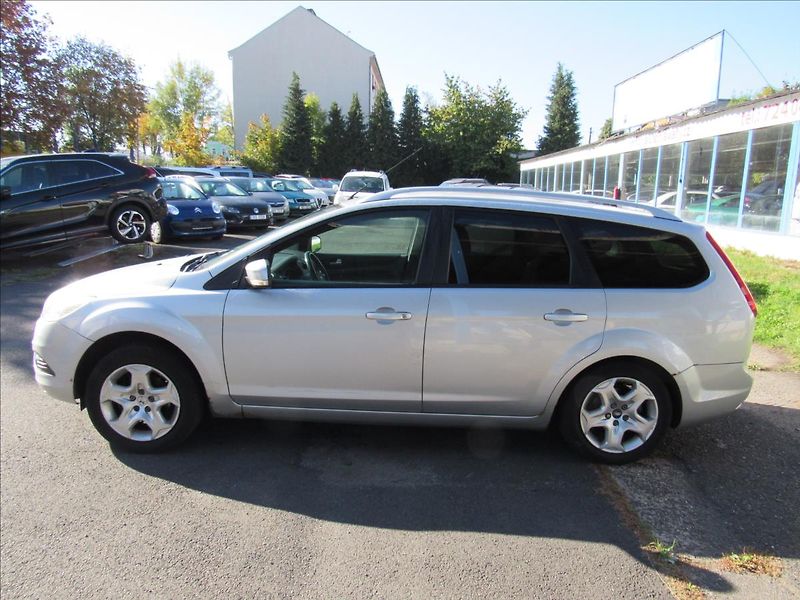 Ford Focus 1,6 74kW Combi - fotka 7 z 24