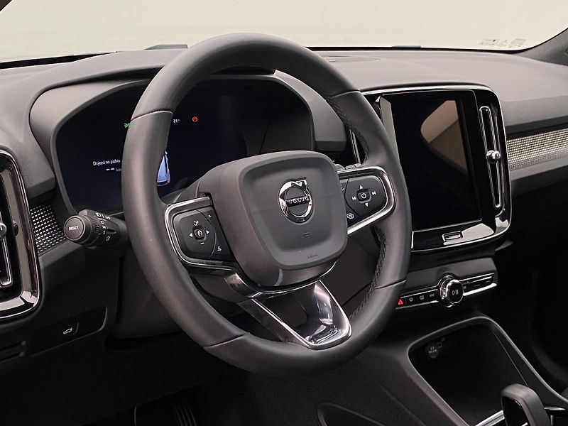 Volvo XC40 B4 AWD DARK PLUS AUT CZ - fotka 19 z 58