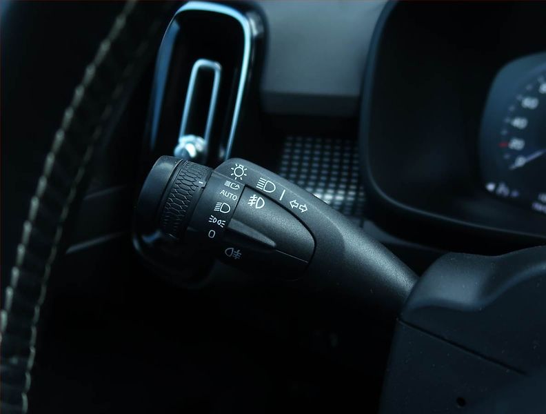 Volvo XC40 (2019) R-Design D4 AWD - fotka 16 z 27