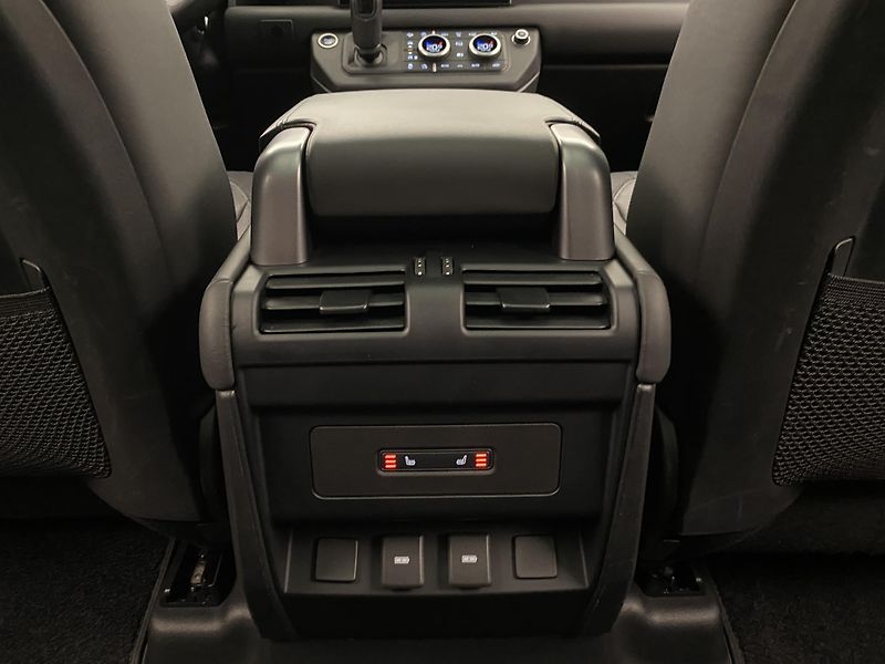 Land Rover Defender 110 P400 X-DYNAMIC 1.maj. CZ - fotka 30 z 49