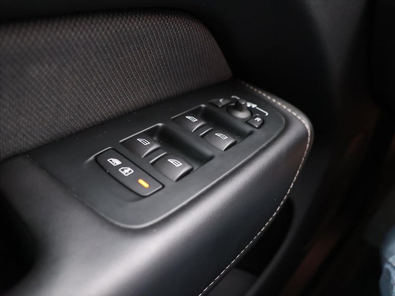 Volvo XC60 2,0 B5 AWD Plus Black Ed. AT - fotka 15 z 31