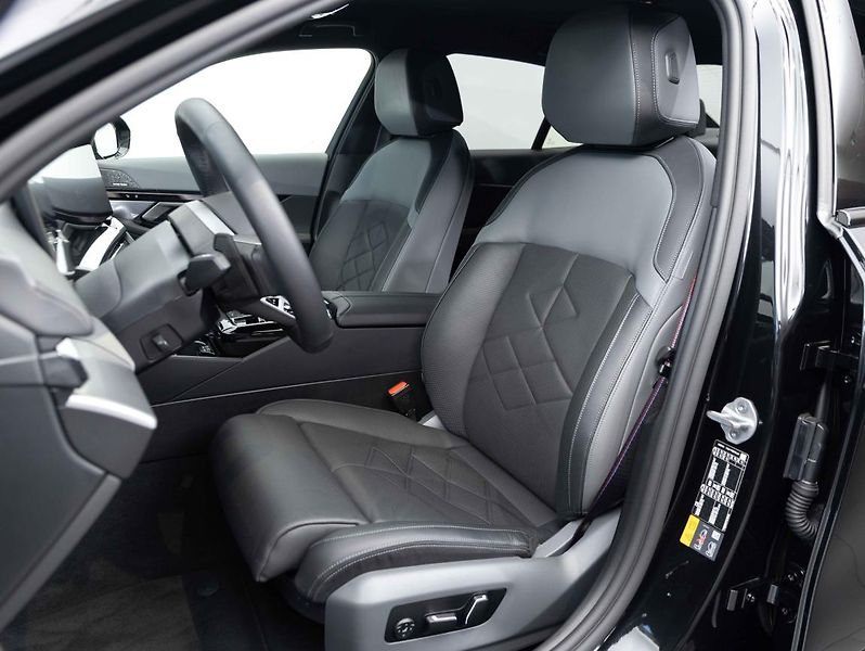 BMW Řada 5 550e xDrive - fotka 18 z 22