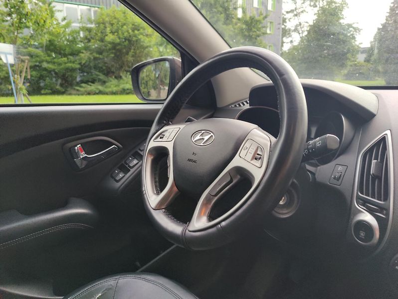 Hyundai ix35 2,0 CRDi 4WD + pneu  - fotka 19 z 25