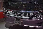 Další čínský autobus a zajímavá osvětlená maska s logem připomínajícím francouzskou značku.