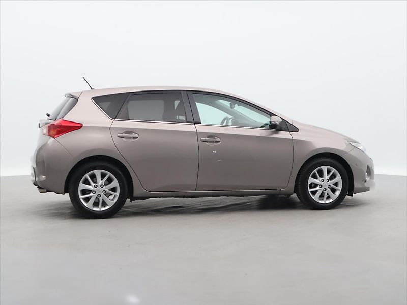Toyota Auris 1,6 97kW CZ Style Valvematic - fotka 8 z 31
