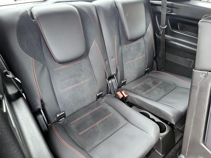 Mercedes-Benz GLB 200d 4M AMG 7míst - fotka 37 z 48