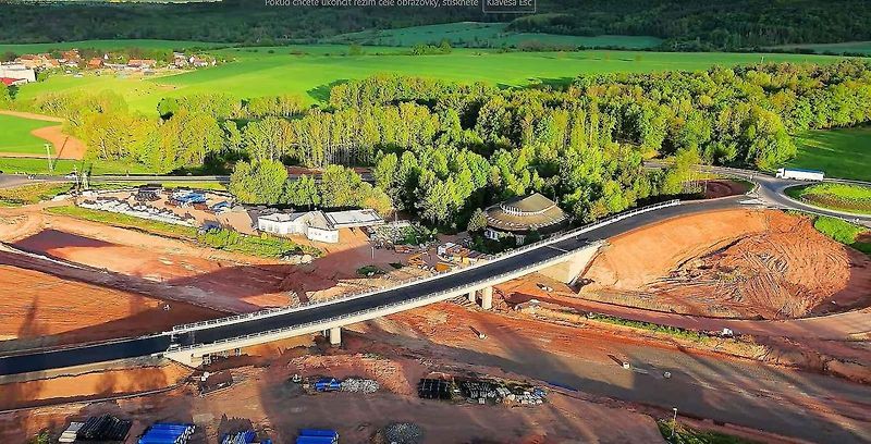 Proměna Jesenické křižovatky vrcholí. Úrovňové křížení se brzy stane minulostí, řidičům za pár dní začne sloužit nový most a dvojice kruhových objezdů.