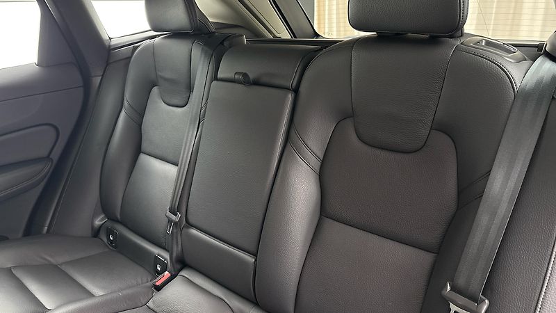 Volvo XC60 2.0 B4 AUT AWD Essential - fotka 16 z 27