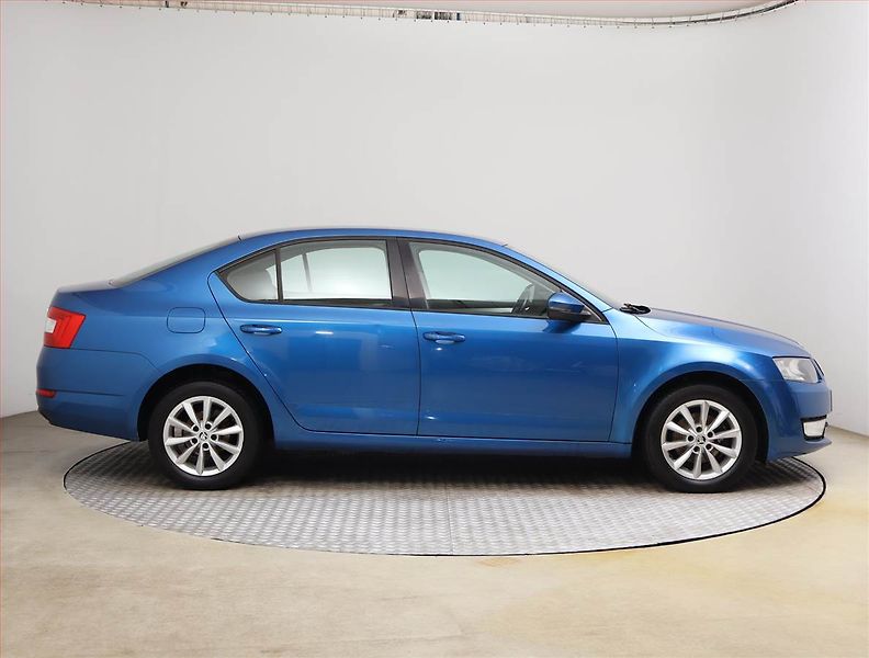 Škoda Octavia (2015) 1.6 TDI, Serv.kniha, Tempomat - fotka 6 z 18