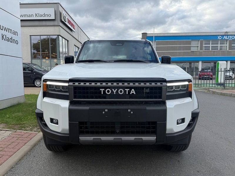 Toyota Land Cruiser MC 2027 EXECUTIVE Skyview 2.8D - fotka 2 z 13