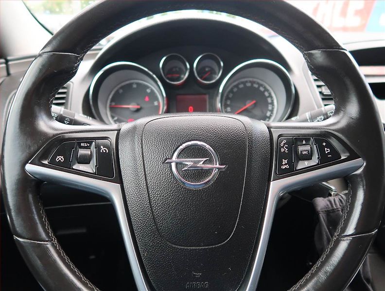 Opel Insignia (2009) 2.0 CDTI, po STK, oblíbený vůz - fotka 15 z 20