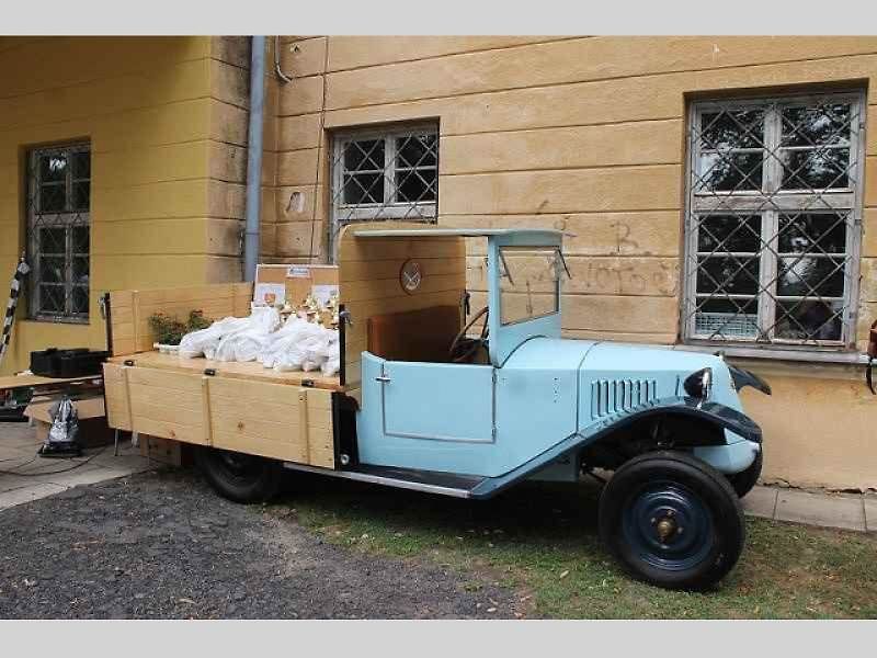 Nablýskané historické motocykly a automobily zdobily v sobotu prostranství zámku v Neplachovicích. Konala se zde již devátá Cisarská veterán rallye.