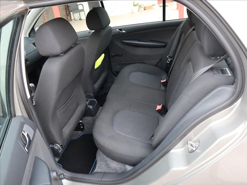Škoda Fabia 1,4 16V Ambiente Klima - fotka 15 z 38