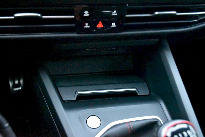 Volkswagen Golf (2022) GTI 2.0 TSI 180kW - fotka 25 z 33