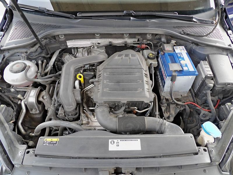 Volkswagen Golf 1.0TSI 81kW AutoAC Temp. 2xPDC - fotka 21 z 27