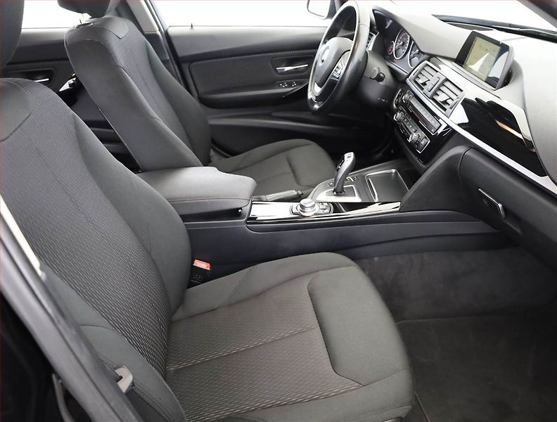 BMW Řada 3 (2017) 318 d, Automat, Serv.kniha - fotka 7 z 19