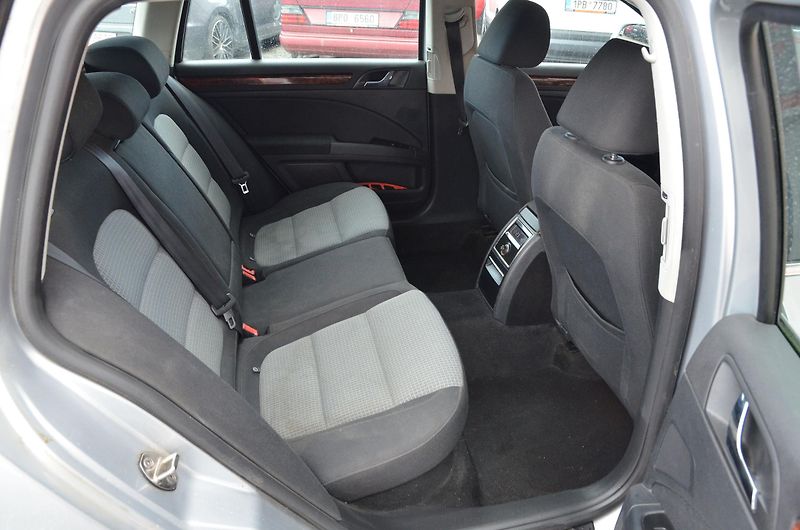 Škoda Superb (2011) 2.0 TDi 103kW AMBITION - fotka 9 z 31