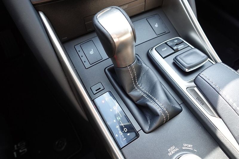 Lexus IS 300h Executive Navi - fotka 20 z 34