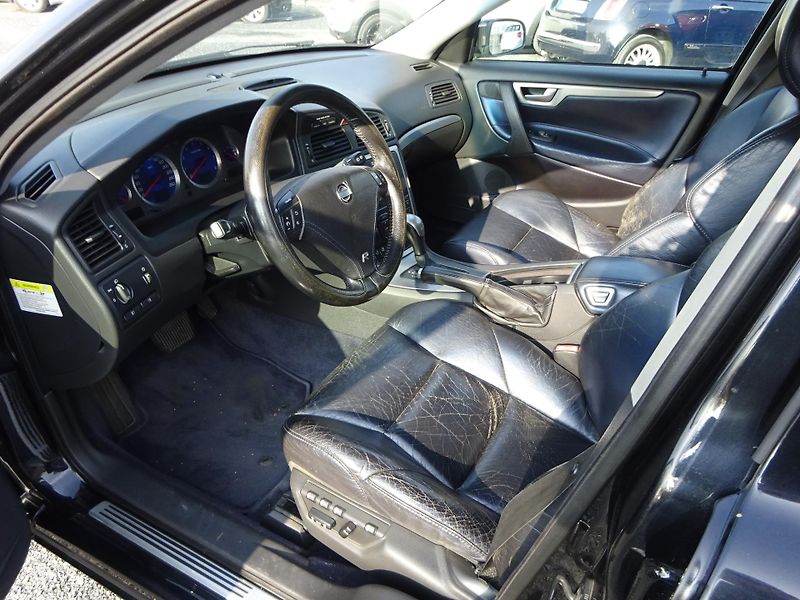 Volvo V70 2.5T 220kW R AWD AUTOMAT - fotka 4 z 32