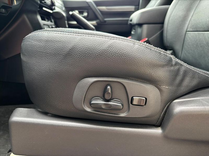 Mitsubishi Pajero 3,2 DI-D  Instyle 4x4+Serviska - fotka 26 z 32