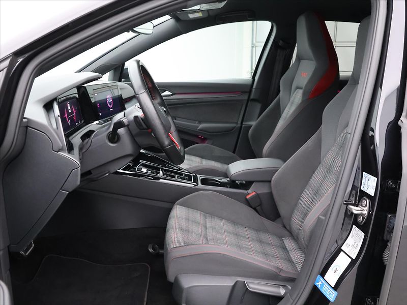 Volkswagen Golf 2,0 TSI GTI 180kW DSG DPH - fotka 11 z 41