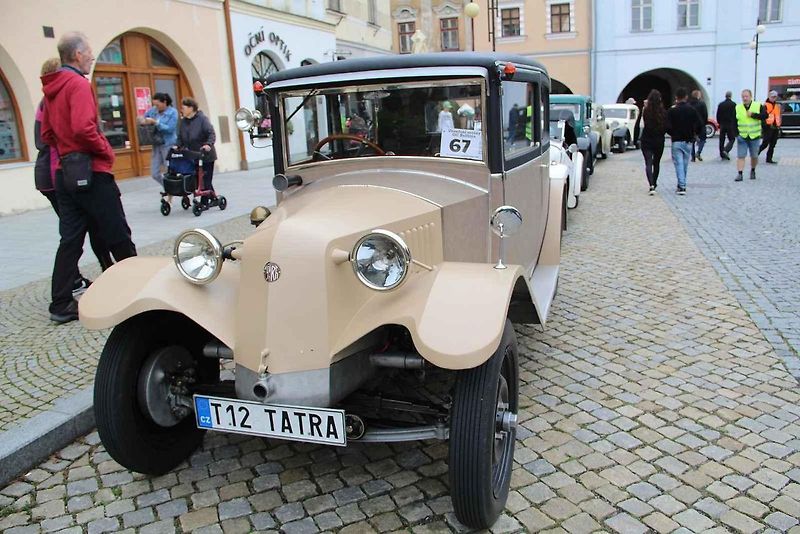 Automobiloví a motocykloví veteráni se rozloučili s letošní sezonou. Start spanilé jízdy Přerovskem byl na náměstí v Lipníku. Neděle 2. září 2023