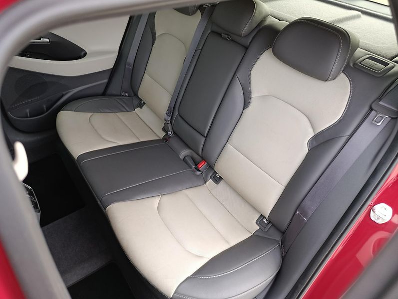 Hyundai i30 1.5T-GDI HEV DCT PREMIUM ČR  - fotka 14 z 37